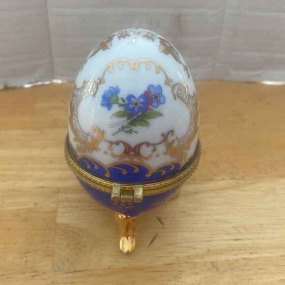 Vintage hinged porcelain egg trinket box. About 4 in Gold and blue - Picture 3 of 7